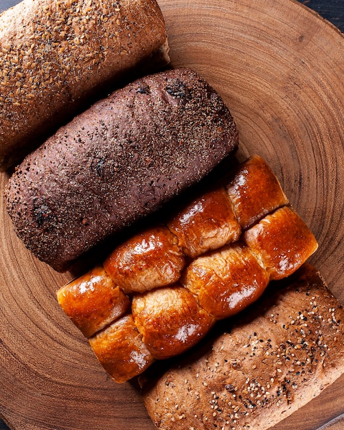 Quattro varietà di pane insieme pane integrale brioche al cioccolato e con le castagne vista dall'alto