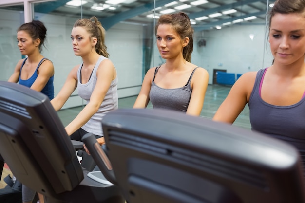 Foto quattro donne alla classe di spinning