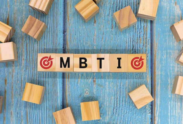 写真 mbti myersbriggs type indicator の文字が入った 4 つの木製ブロック