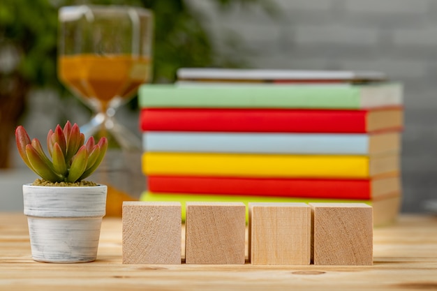 本とテーブルの上の4つの木製の立方体