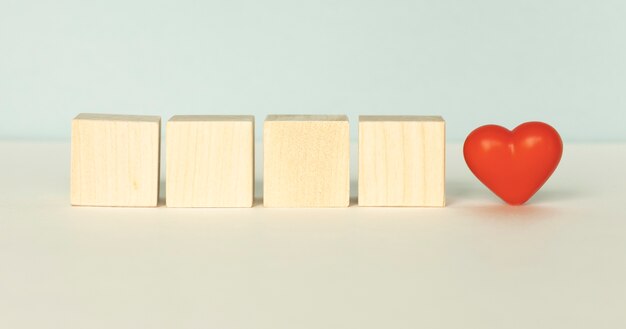 Foto quattro cubi di legno con il giocattolo del cuore