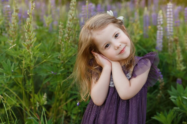 Photo four year old girl in dress fold hands near face