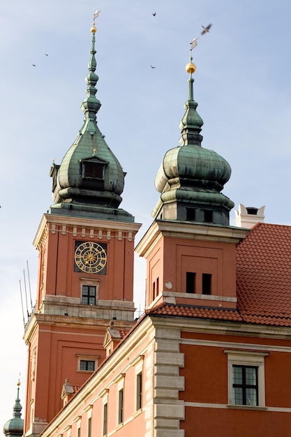 Un frammento di un antico edificio a varsavia in polonia