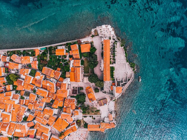 Un frammento di un'antica veduta aerea della città mediterranea in una giornata di sole. budva, montenegro.