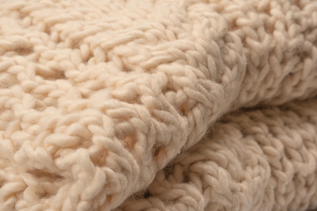 白い羊毛で編んだベージュのニット生地の断片
