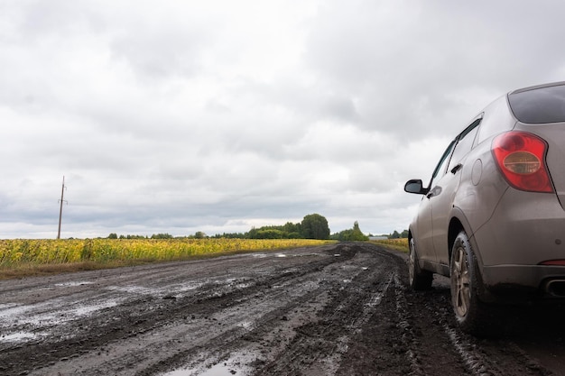 Fragment the car in the autumn landscapex9