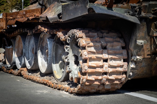 Фрагмент гусеничных колес старого танка, разрушенного взрывом во время войны в Украине с