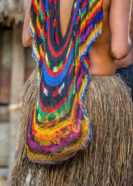 Foto frammento di vestiti di una donna della tribù dani.