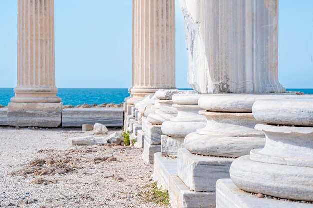 Frammento del colonnato del tempio distrutto di apollo in side sullo sfondo del mare