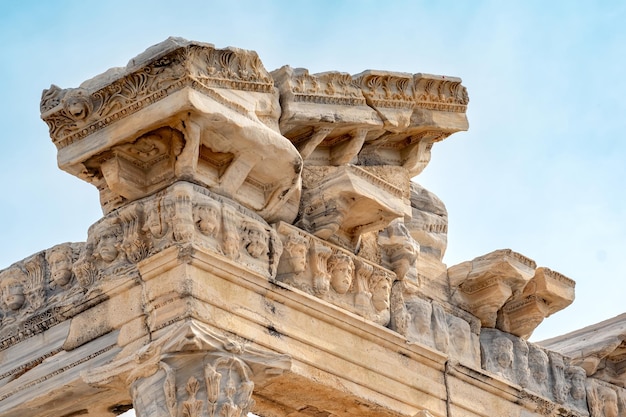 Фрагмент колоннады разрушенного храма Аполлона в Сиде с каменным рельефом на фризе.