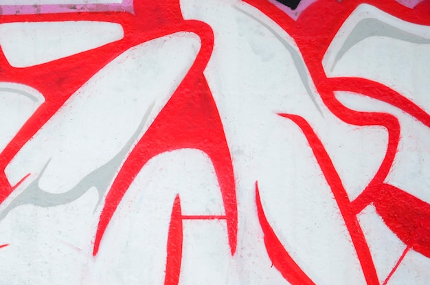 Фрагмент цветной граффити картины уличного искусства с контурами и штриховкой крупным планом