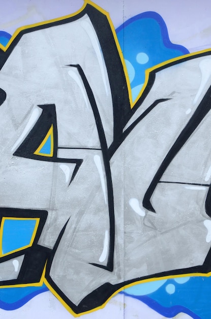 Фрагмент цветных уличных рисунков граффити с контурами и затенянием вблизи