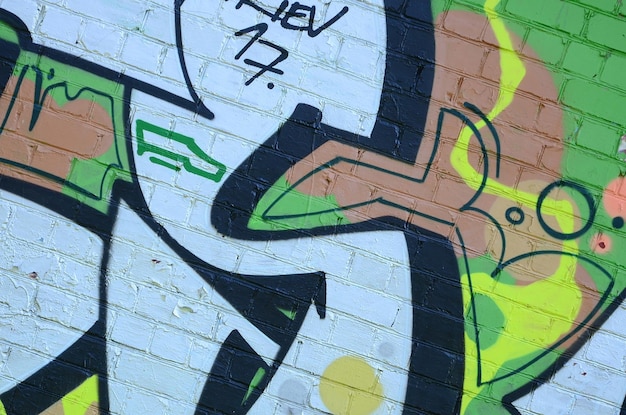 그래피티 그림의 조각 거리 예술 문화의 스타일로 페인트 얼룩으로 장식 된 오래된 벽 녹색 음색의 색상 배경 질감