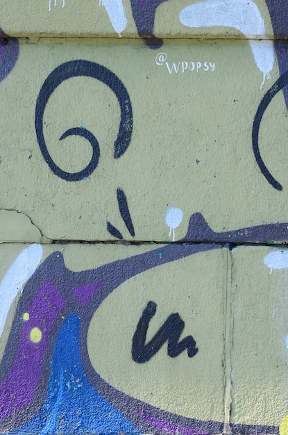 그래피티 그림의 조각 거리 예술 문화의 스타일로 페인트 얼룩으로 장식 된 오래된 벽 따뜻한 톤의 색상 배경 질감