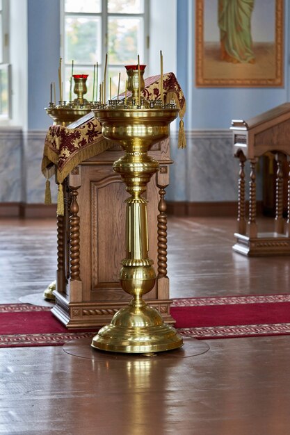 Foto frammento dell'interno di una chiesa cristiana. decorazione degli interni dei locali della chiesa