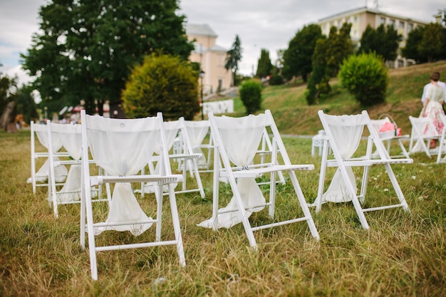 Frammento come vista di belle sedie pronte per la cerimonia di matrimonio