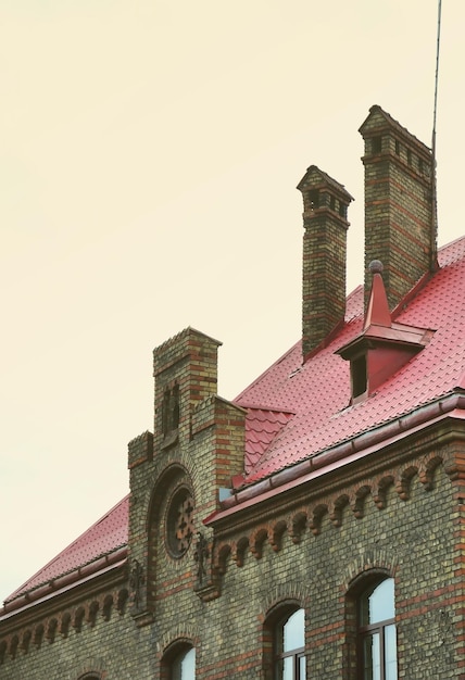 Foto fragmento di un tetto metallico del vecchio edificio a più piani restaurato a lviv, in ucraina