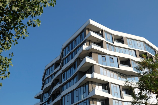 Foto frammento di un edificio moderno contro il cielo blu. immobiliare.