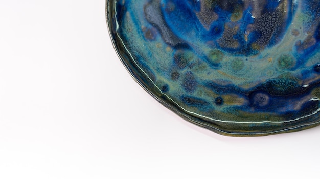 사진 바탕 에 파란색 과 초록색 의 글래스 가 있는 세라 판 의 조각