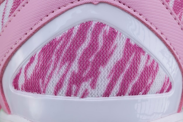Фрагмент розовой ткани кроссовок Текстура материала спортивной обуви
