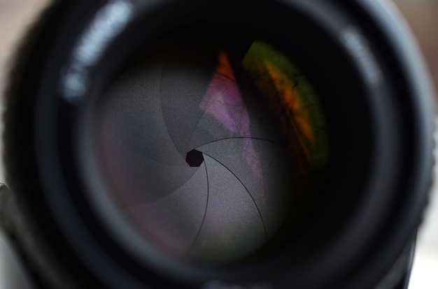 Foto frammento di un obiettivo ritratto per una fotocamera slr moderna.