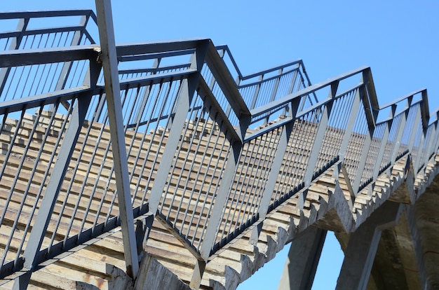 Foto un frammento di una scalinata al ponte pedonale