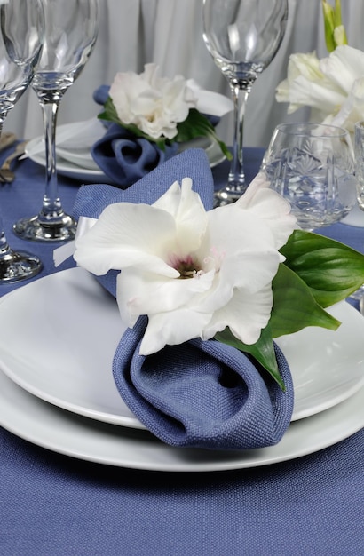 花ナプキンで飾られたフラグメントテーブルセッティング