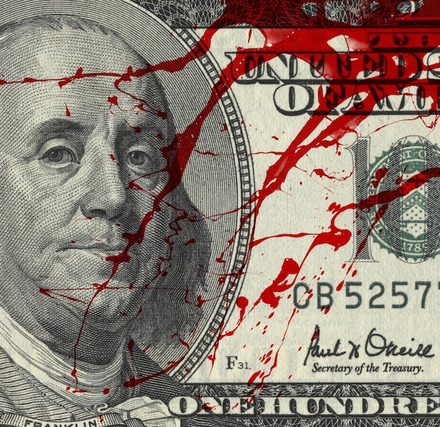 Fragment van 100 dollarbiljet met bloedvlekken