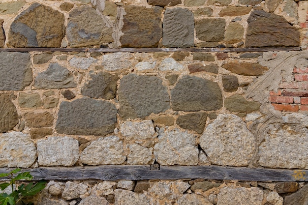 Fragment van de antieke metselwerkmuur van het huis.