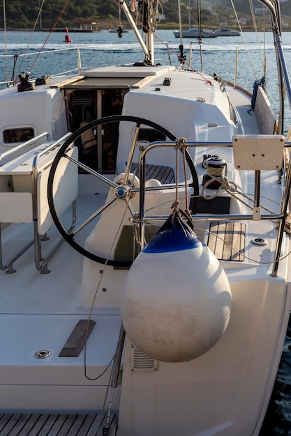 Fragment van de boot Het stuurwiel op het schipxDxA