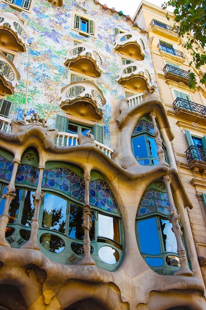 Fragment van de gevel van het Casa Batllo-gebouw in Barcelona in Spanje. Het wordt ook wel House of Bones genoemd. Het werd ontworpen door Antoni Gaudi, de Spaanse architect.