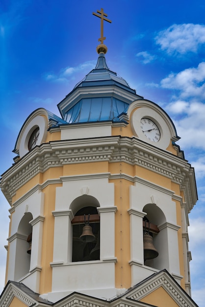 Fragment van de klokkentoren van een christelijke kerk met een blauw dak