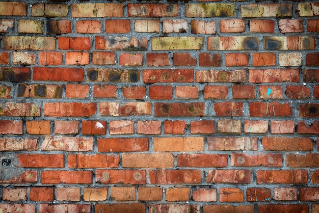 Fragment van de muur van rode baksteen