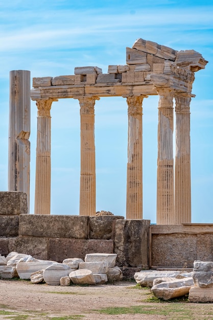 Fragment van de portiek van de verwoeste tempel van Apollo uit Side (nu Manavgat, Turkije)