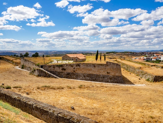 Fragment van de versterkte middeleeuwse muren van Almeida Portugal