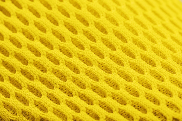 Fragment van een geperforeerde neus van een gele sneaker