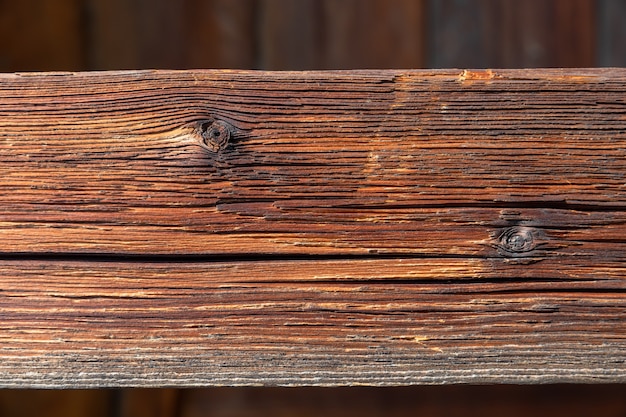 Fragment van een houten huis. Houten muur van boomstammen als achtergrondstructuur