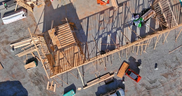 Fragment van een nieuw huis in aanbouw houten frame balken kader