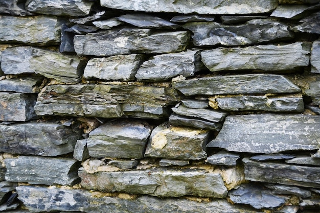 Foto fragment van een oude stenen muur grote platte stenen in de muur