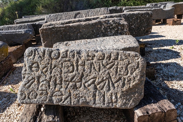 Fragment van een steen met tekst van de archeologische vindplaats Safed fort