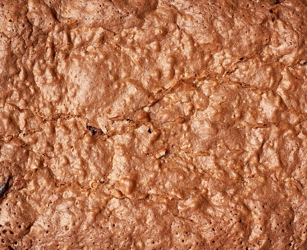 Fragment van gebakken browniechocoladecake met gebarsten oppervlakte