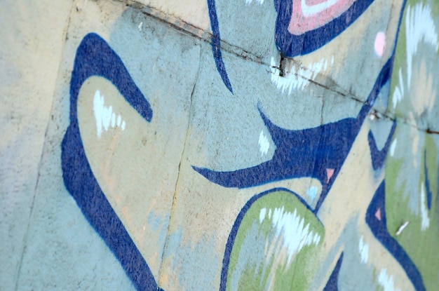 Foto fragment van graffiti tekeningen de oude muur versierd met verfvlekken in de stijl van straatkunst cultuur kleurige achtergrond textuur in groene tonen
