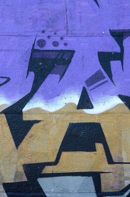 Fragment van graffititekeningen De oude muur versierd met verfvlekken in de stijl van straatkunstcultuur Gekleurde achtergrondstructuur in paarse tinten