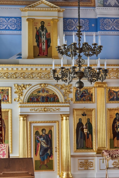 Fragment van het interieur van een christelijke kerk. Interieurdecoratie van kerkgebouwen