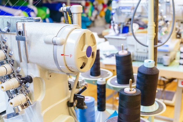 Fragment van het interieur van een naaiatelier met diverse apparatuur