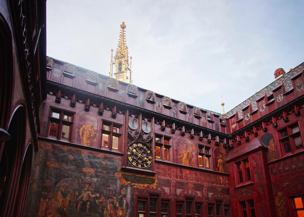 Foto fragment van het interieur van het stadhuis in basel. basel is de derde meest bevolkte stad van zwitserland. het stadhuis van basel is een oud gebouw in marktplatz in basel