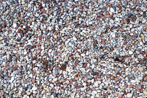 Fragment van het strand met veel kiezels