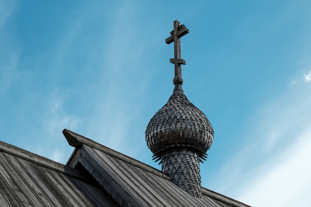 Fragment van oude houten kerk met het kruis