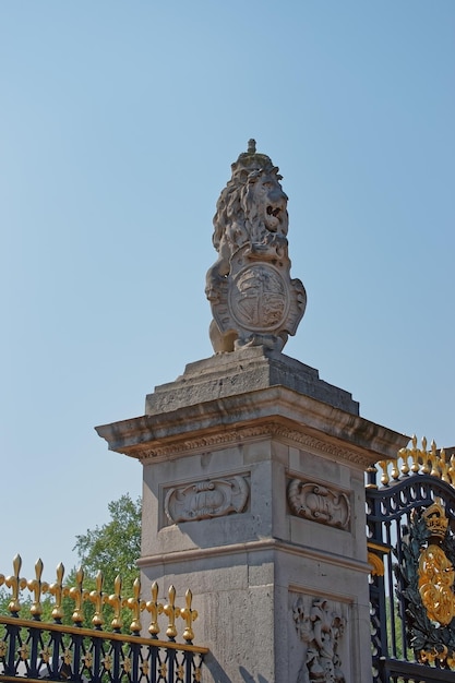 Fragment van poort met leeuwstandbeeld in Buckingham Palace in de City of Westminster in Londen in Engeland.