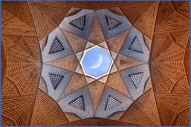 Fragment van traditionele Iraanse architectuur in de oude geometrische achtergrond van Meybod Brick